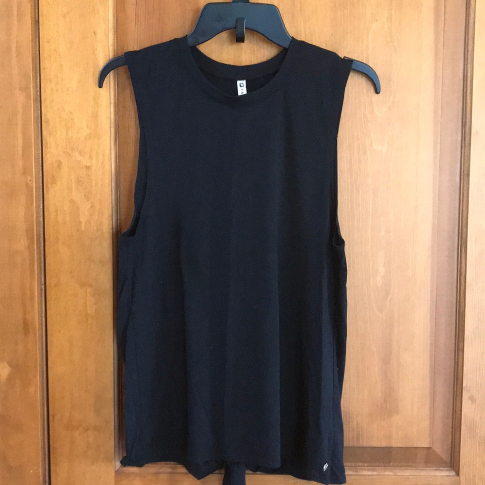 Black athletic muscle shirt